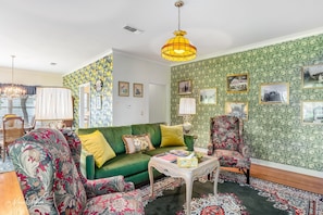 Smart TV, caminetto, libri