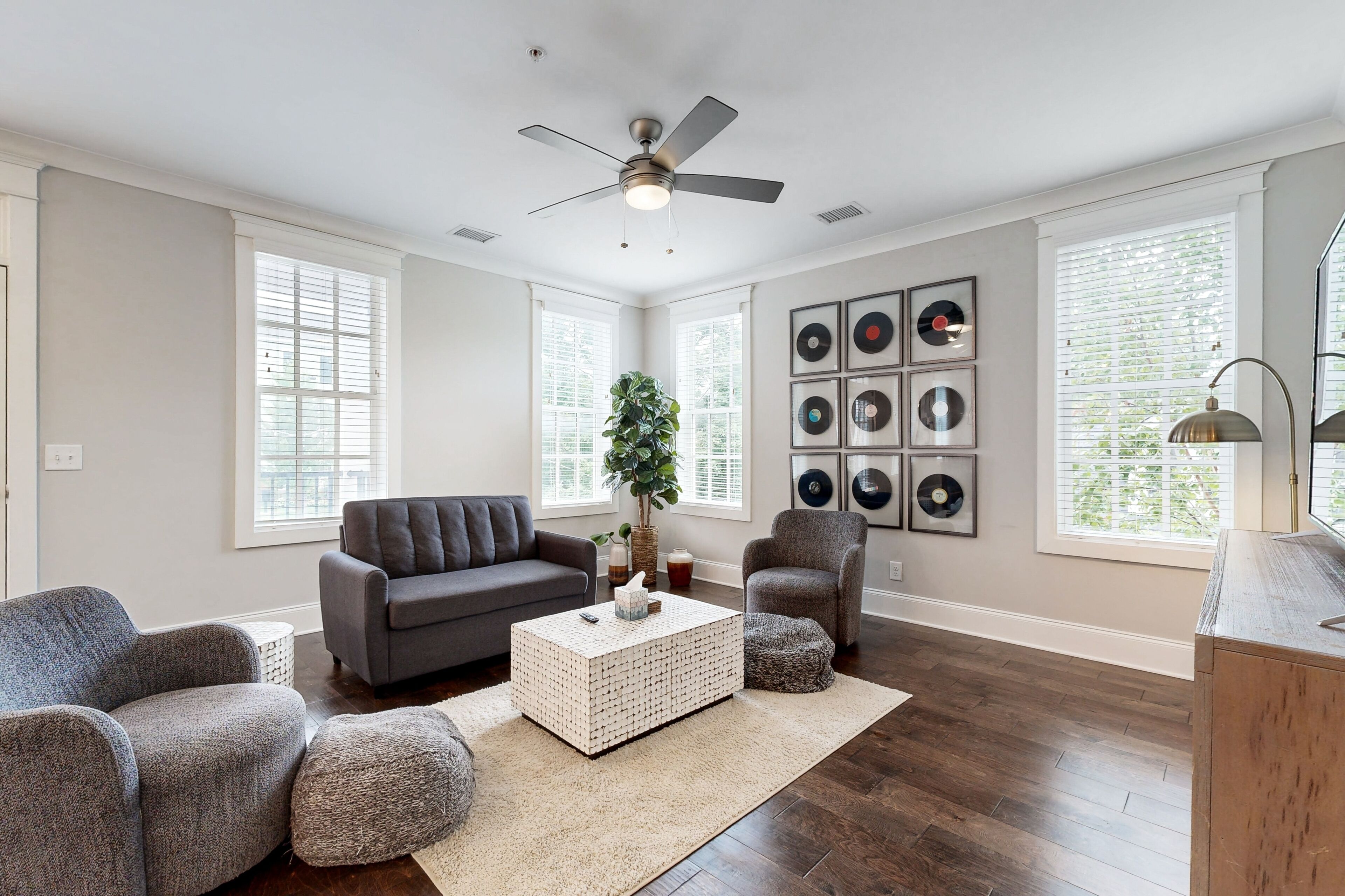Charming dog-friendly condo with balcony, elevator, high speed Wi-Fi