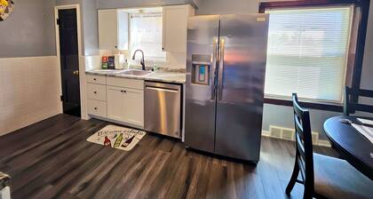 Cozy 1-bedroom apartment in lovely St. Louis with WiFi, AC