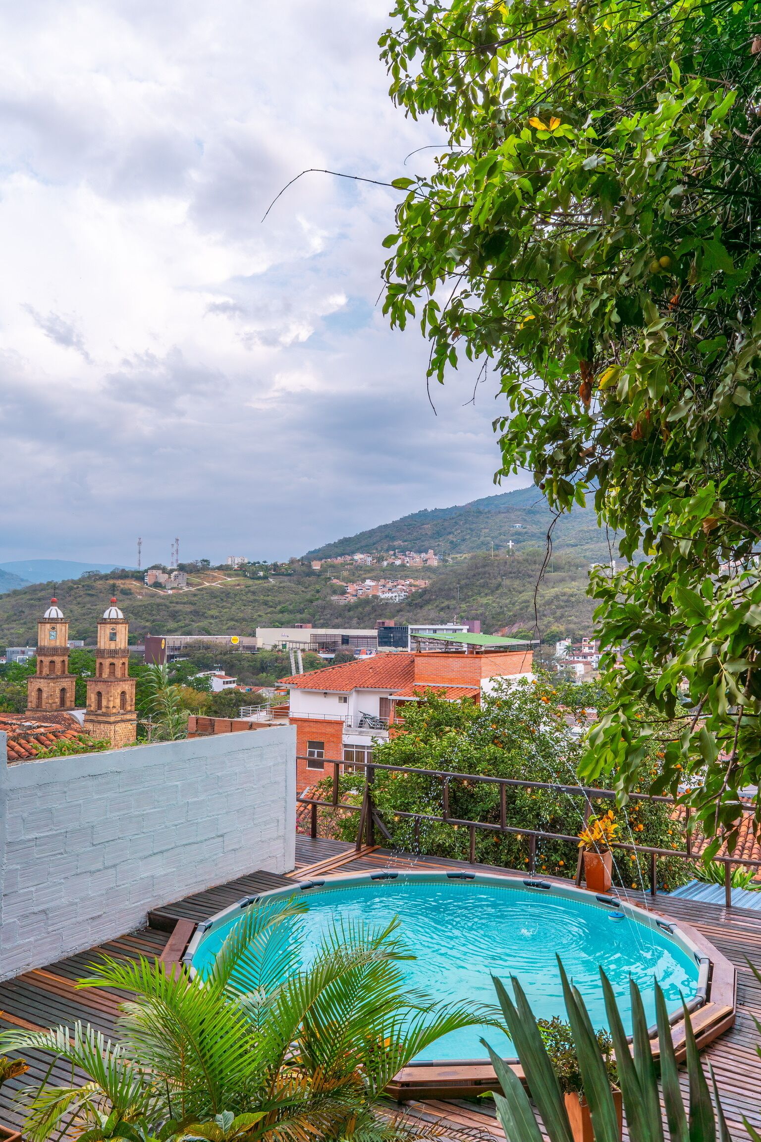 حمّام سباحة خارجي، مفتوح من 10 صباحاً إلى 8:00 مساءً، مقاعد للتشمس