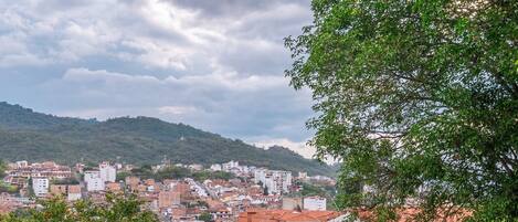 Piscine extérieure, chaises longues