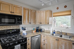 Refrigerador, microondas, horno, placa de cocina
