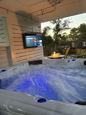 Outdoor spa tub