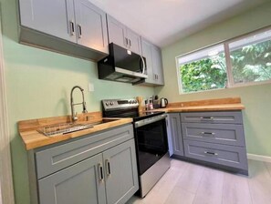 Refrigerador, microondas, horno y parrilla de estufa 