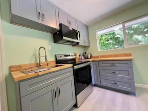 Refrigerador, microondas, horno y parrilla de estufa