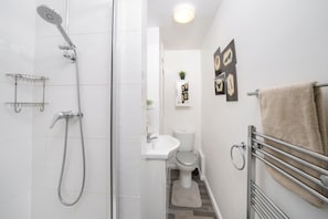 Toallas, jabón, papel de baño