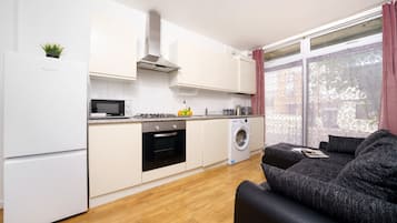 Kjøleskap, mikrobølgeovn, ovn og kokeplater