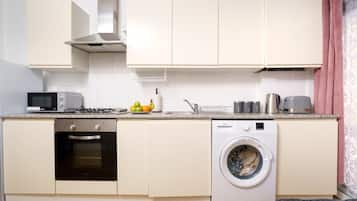 Kjøleskap, mikrobølgeovn, ovn og kokeplater