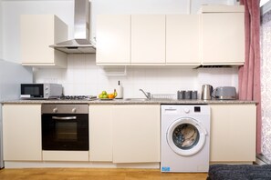 ثلاجة، ميكروويف، فرن، موقد طهي مسطح