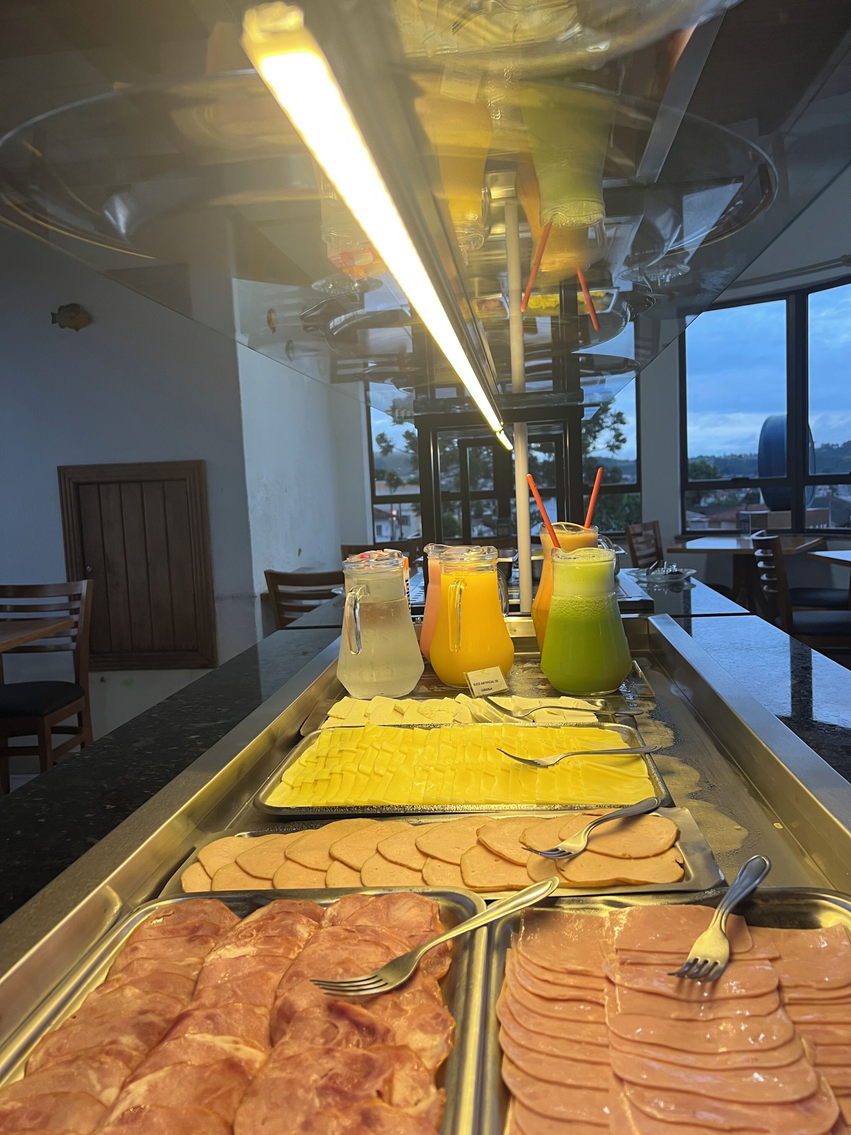 Una barra de buffet con diversas opciones de comida y bebidas.