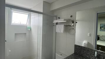 Ducha, secador de pelo, bidet, toallas
