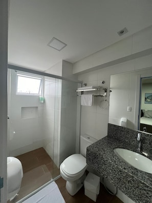 Tripla Deluxe, vista città | Bagno | Doccia, asciugacapelli, bidet, asciugamani