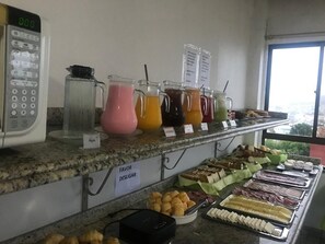 بوفيه فطور مجانًا يوميًا