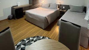 Una habitación de hotel moderna con una cama grande, un escritorio y una silla.