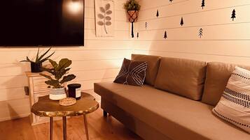 Smart-tv, een open haard, boeken en een stereo