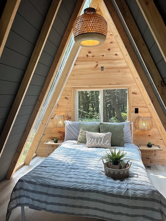 3 室のベッドルーム、セーフティボックス (室内)、デスク、WiFi (無料). Private Cabin with Hot Tub, Sauna & A-Frame Bunkie – Sleeps 6