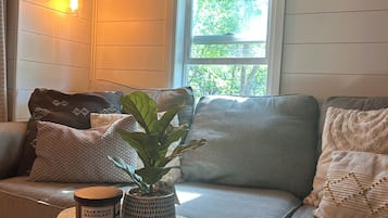 Smart-TV, Kamin, BĂŒcher, Stereoanlage