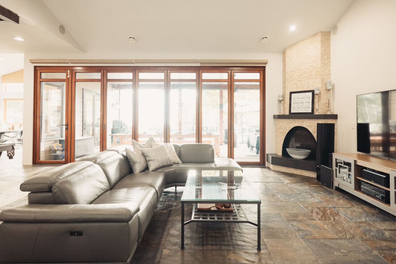 TV connectée, cheminée, baby-foot, table de tennis de table