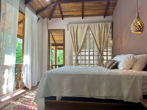 2 bedrooms, in-room safe, iron/ironing board, free WiFi - Chiquita Casitas - Macaw & Toucan - Coastal Caribbean Comfort (Playa Chiquita)