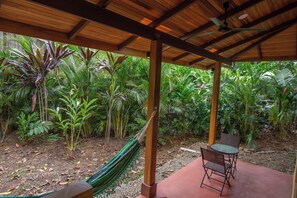 Outdoor dining - Chiquita Casitas - Macaw & Toucan - Coastal Caribbean Comfort (Playa Chiquita)