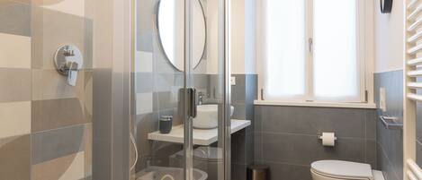 Dusche, Haartrockner, Bidet, Handtücher