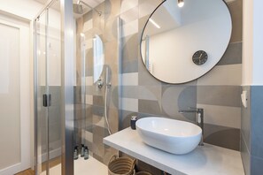 Bruser, hårtørrer, bidet, håndklæder
