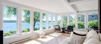 Chalet niché sur le Lac Magog, vue sublime, poêle à bois, 3 ch. 3 sdb