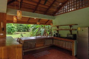 冷蔵庫、コンロ、コーヒー / ティーメーカー、電気ポット