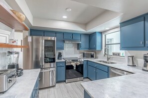 Een koelkast, een microgolfoven, een oven, een kookplaat