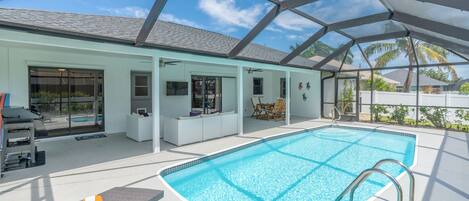 Utendørsbasseng og et oppvarmet basseng