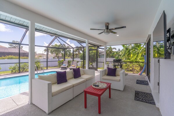 Een buitenzwembad en een verwarmd zwembad