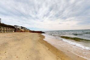 Beach - Spacious house close to town and beach with AC, W/D, games, deck, & grill (Dennis Port)