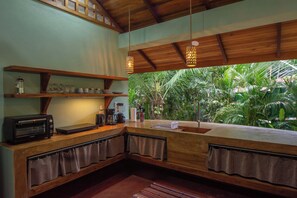 Kühlschrank, Herdplatte, Wasserkocher mit Kaffee-/Teezubehör