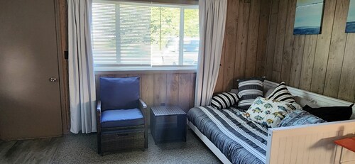 Charming 1-bedroom cottage 0.5 from beautiful Caseville with AC, spacious yard 