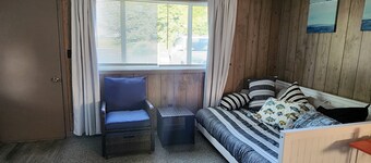 Charming 1-bedroom cottage 0.5 from beautiful Caseville with AC, spacious yard 