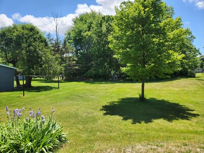 Charming 1-bedroom cottage 0.5 from beautiful Caseville with AC, spacious yard 