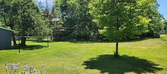 Charming 1-bedroom cottage 0.5 from beautiful Caseville with AC, spacious yard