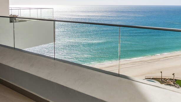 Varanda com vista para o mar e a praia.