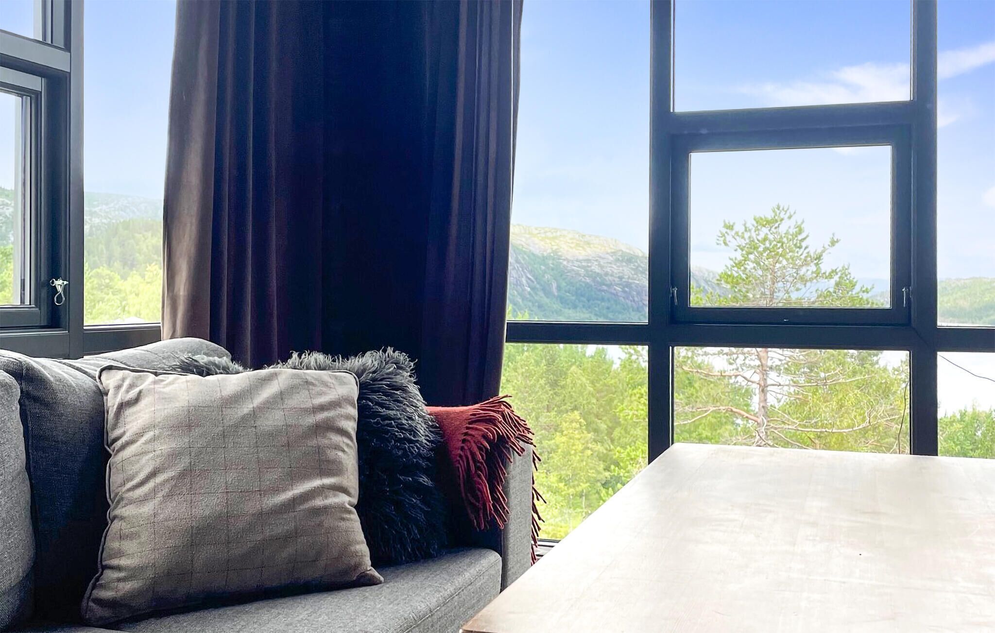 تلفزيون، مدفأة، مشغل دي في دي