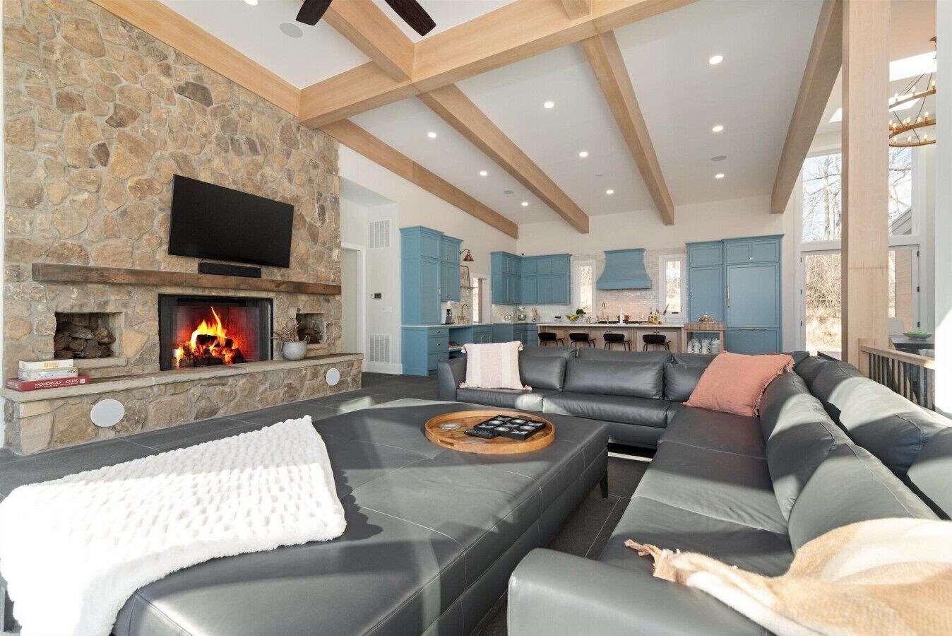 Älytelevisio, takka, pöytätennispöytä