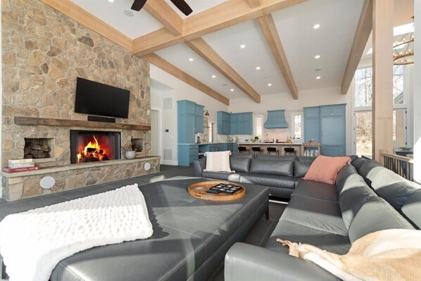 Smart TV, fireplace, ping pong