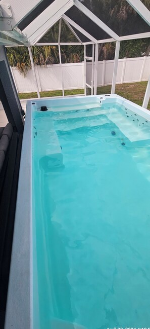 Una piscina al aire libre, una piscina climatizada