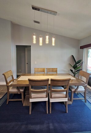 Dining - Very Clean, Peaceful 3-bedroom house in tranquil North Port with AC, WiFi (North Port)