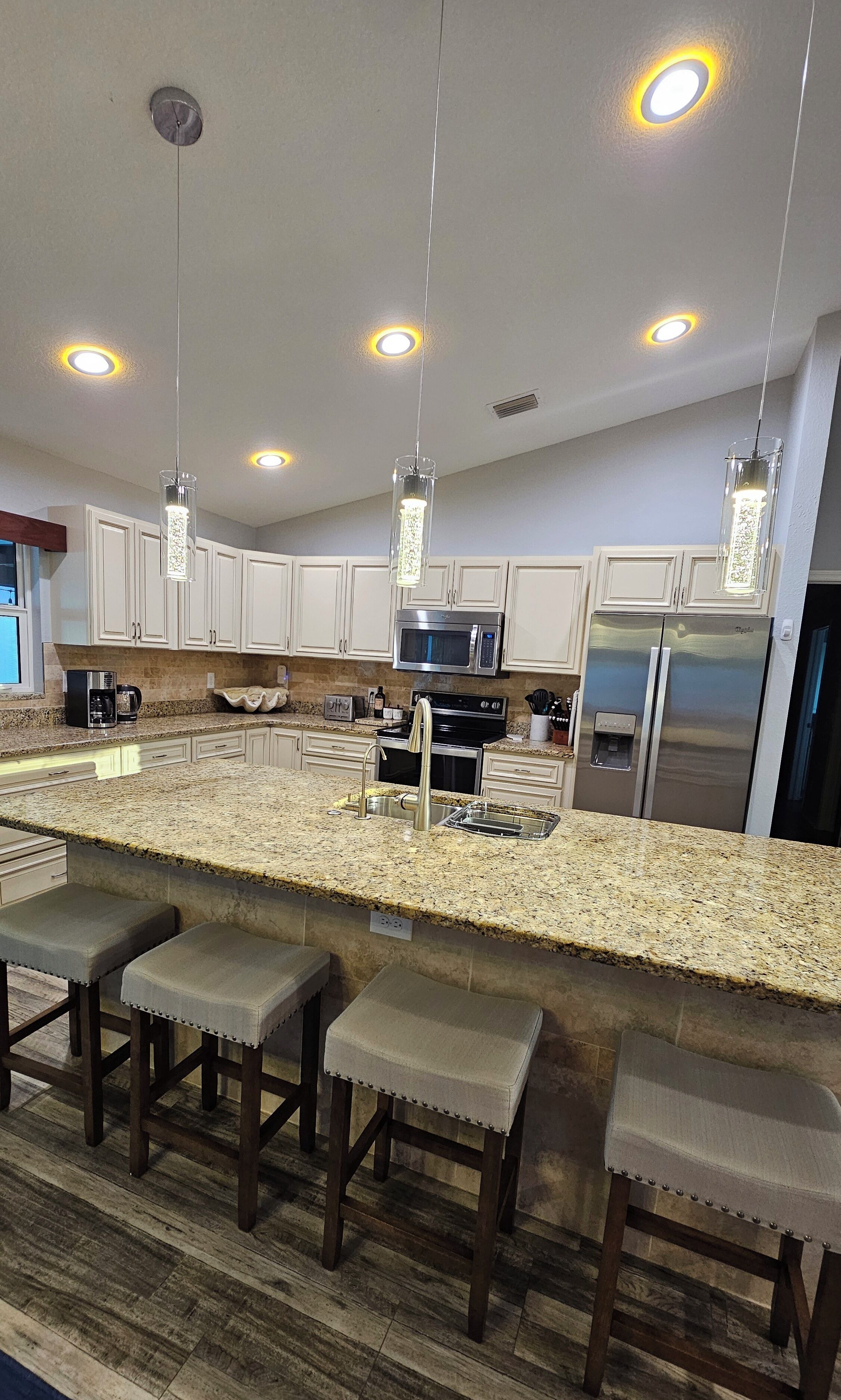 Frigorifero, microonde, forno, piano cottura