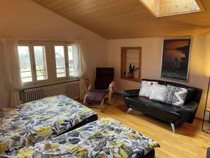 5 slaapkamers, een bureau