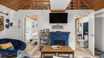 Una televisión, una chimenea, videojuegos