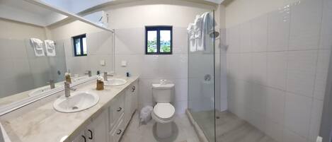 Douche, serviettes fournies, savon, papier toilette