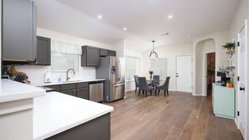 Microonde, forno, piano cottura, lavastoviglie