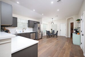 電子レンジ、オーブン、コンロ、食器洗い機