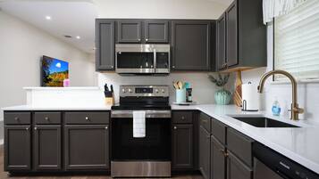 Microonde, forno, piano cottura, lavastoviglie